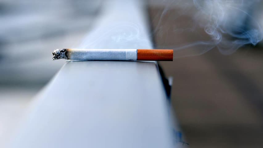 Фото - Россиян предупредили о штрафах за курение в запрещенных местах дома