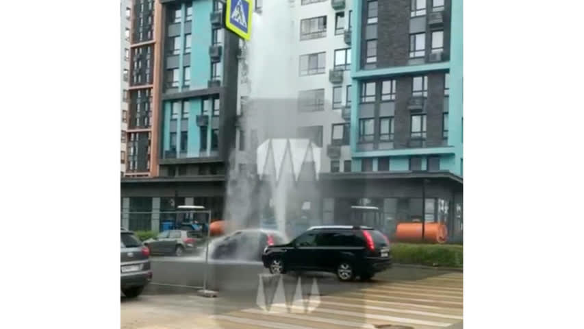 Фото - Во дворе российского жилого дома забил мощный фонтан